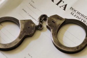 Policjantka z Tarnobrzega znaleziona pod... kołdrą u kibica Siarki. Kinga B. usłyszała zarzuty