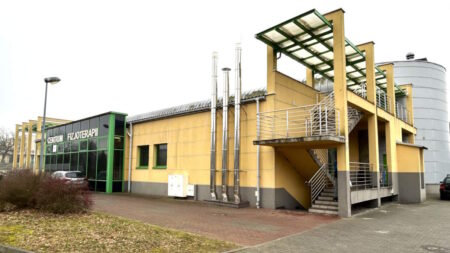 Co się dzieje na pływalni krytej w Nowej Dębie? Radny: - Ludziom woda kapie na głowy