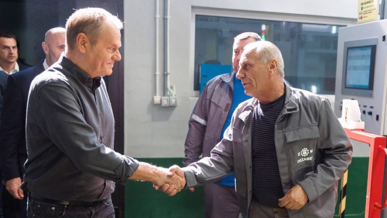 Donald Tusk w Nowej Dębie. Historyczna umowa dla Dezametu i polskiej zbrojeniówki - zdjęcie główne.