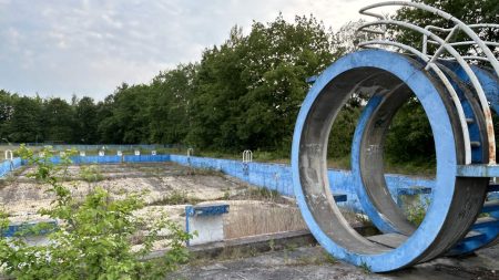Dawniej tętnił życiem. Dziś straszy ruiną. Smutny widok kultowego basenu w Nowej Dębie Dawniej tętnił życiem. Dziś straszy ruiną. Smutny widok kultowego basenu w Nowej Dębie