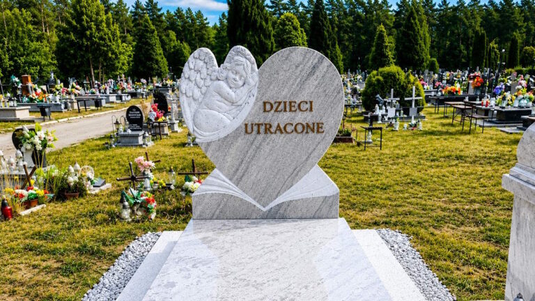 Pomnik Dzieci Utraconych w Nowej Dębie. Powstało miejsce, które daje rodzicom przestrzeń do pamięci i pożegnania